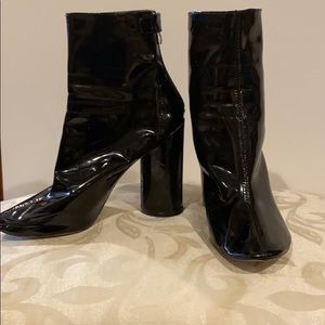 Short patent leather black booties